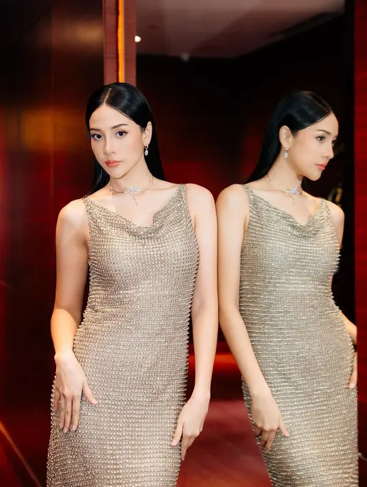 Anya Geraldine mengenakan dress emas tanpa lengan rancangan Sapto Djojokartiko. [Foto: Instagram/anyageraldine]