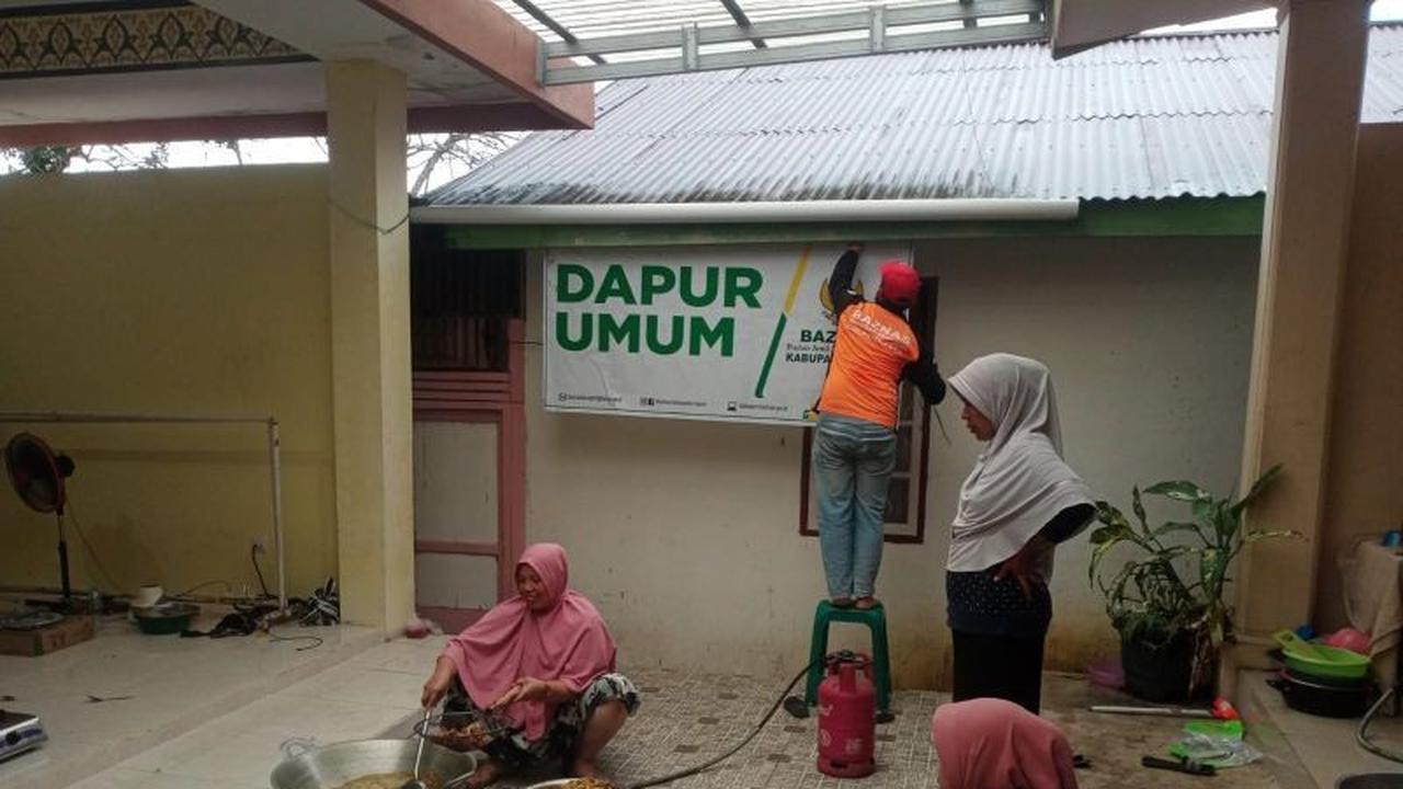 Baznas Agam Dirikan Dapur Umum, Ratusan Warga Terdampak Banjir Maninjau Terima Bantuan Makanan