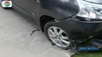 Pelaku cemburu lantaran mendapati sang istri sedang bersama korban di dalam mobil korban.