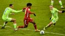 Penyerang Bayern Munchen, Kingsley Coman, berebut bola dengan bek Wolfsburg, Maxence Lacroix, pada laga lanjutan Liga Jerman di Allianz Arena, Kamis (17/12/2020) dini hari WIB. Bayern Munchen menang 2-1 atas Wolfsburg. (AFP/Lukas Barth-Tuttas/pool)