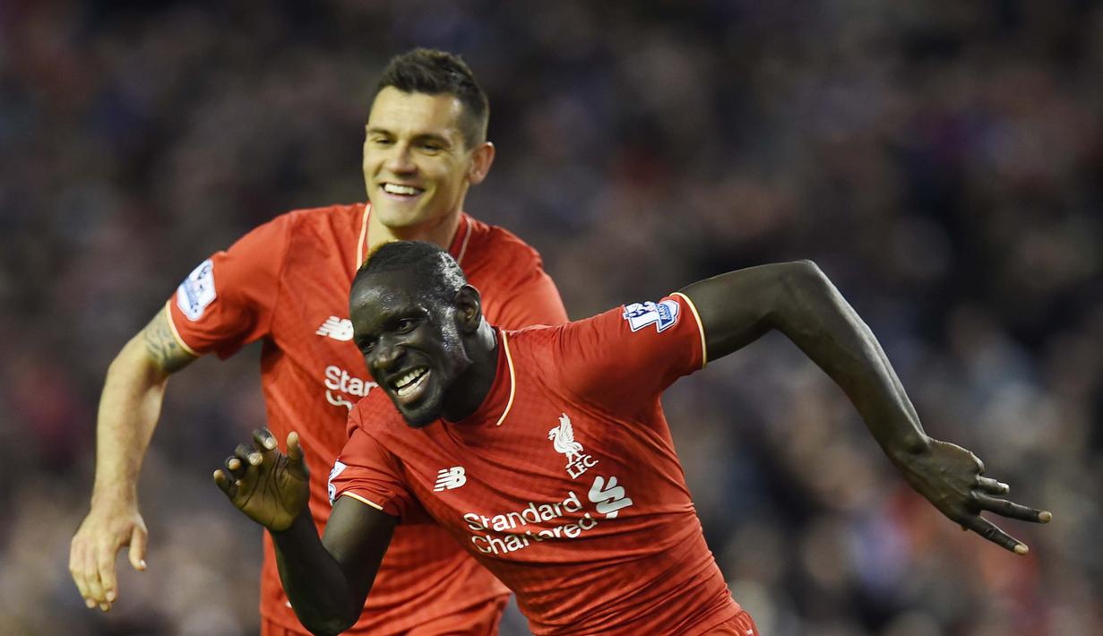 Pemain Liverpool, Mamadou Sakho, merayakan gol bersama Dejan Lovren saat melawan Everton pada lanjutan Liga Inggris di Stadion Anfield, Liverpool, Kamis (21/4/2016) dini hari WIB. (AFP/Paul Ellis)
