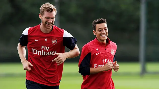 mertesacker-ozil-131129b.jpg