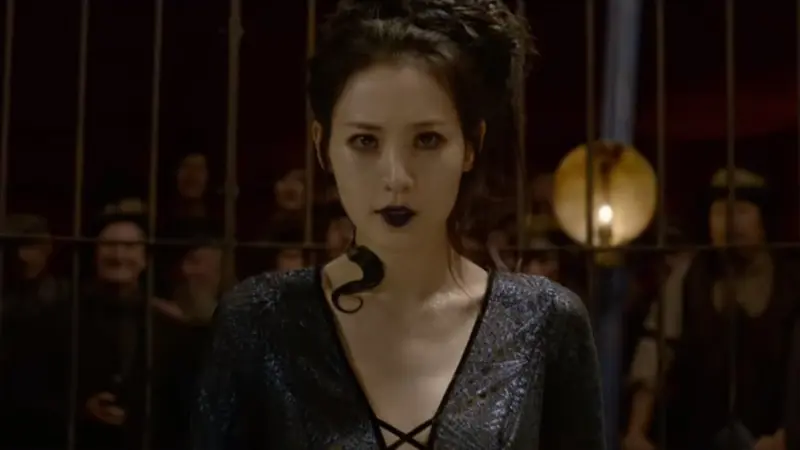 Sosok Nagini yang diperankan Claudia Kim di  Fantastic Beasts: The Crimes of Grindelwald (YouTube/ Warner Bros)