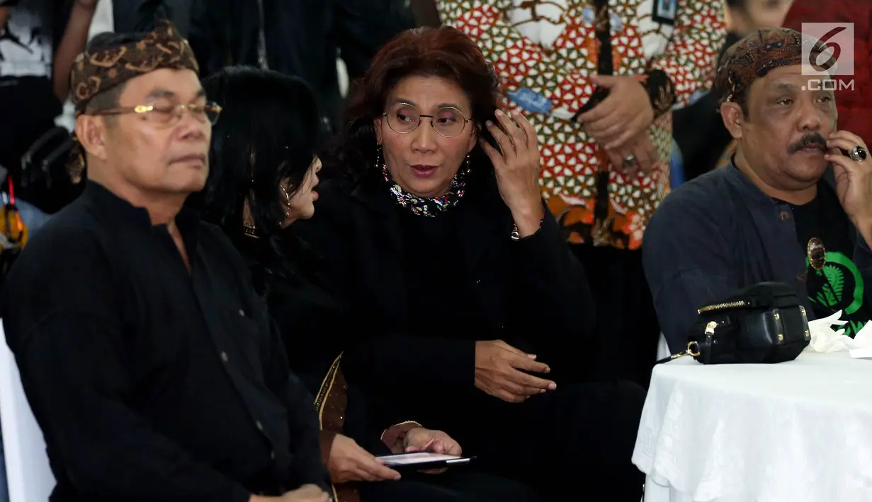 Menteri Susi Pudjiastuti menghadiri pertemuan dengan Masyarakat Adat Jawa Barat di Jakarta, Rabu (19/3). Susi mendapat gelar kehormatan sebagai Wadonna Pinunjul dari Baresan Olot (Dewan Kasepuhan) Masyarakat Adat Jawa Barat. (Liputan6.com/Johan Tallo)