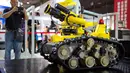 Seorang pengunjung mengambil gambar robot taktis dari perusahaan China, CITIC Heavy Industries saat Konferensi Robot Dunia 2018 di Beijing, China, Rabu (15/8). (AP Photo/Mark Schiefelbein)