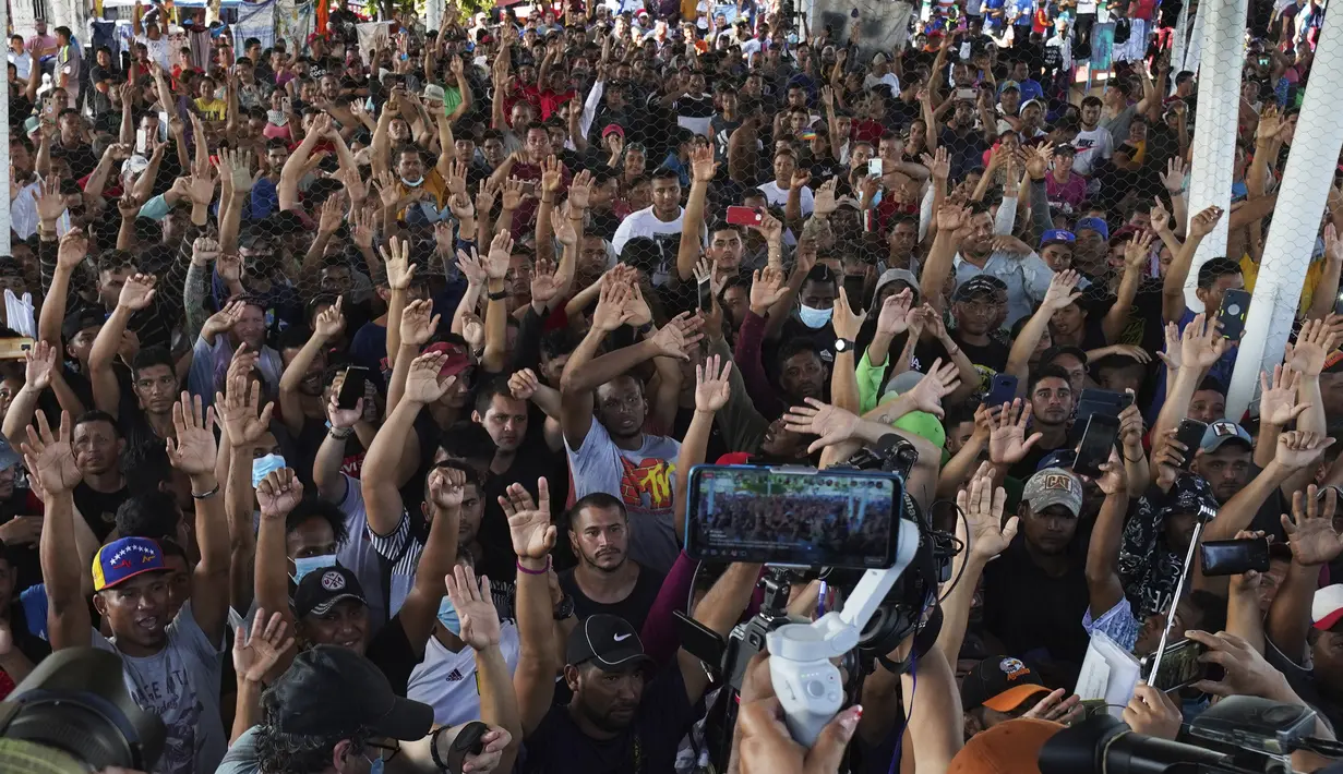 Imigran dari Amerika Tengah dan Venezuela berkumpul di kompleks olahraga di Huixtla, negara bagian Chiapas, Meksiko, Rabu (8/6/2022). Rombongan itu meninggalkan Tapachula pada hari Senin, lelah menunggu status mereka di wilayah dengan sedikit pekerjaan dan jauh dari tujuan akhir mereka mencapai Amerika Serikat. (AP Photo/Marco Ugarte)