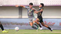 Pemain Persebaya Surabayam Bruno Moreira Soares (kiri) berusaha melewati pemain Dewa United pada laga lanjutan BRI Liga 1 2023/2024 antara Dewa United melawan Persebaya Surabaya di Indomilk Arena, Tangerang, Sabtu (30/09/2023). (Bola.com/Bagaskara Lazuardi)