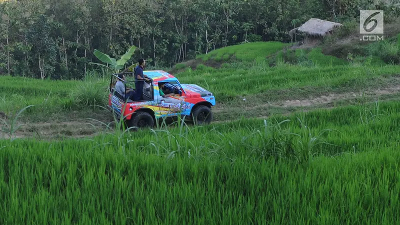 Serunya Menjelajahi Desa Wisata Kaki Langit Mangunan Dengan Mobil Jip