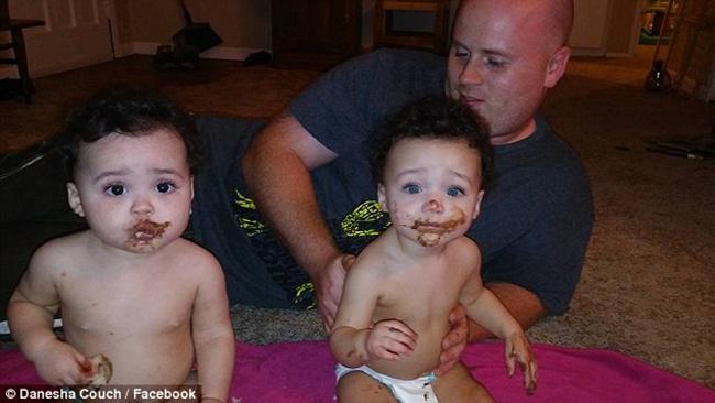Suami saat mengasuh bayi kembarnya | Photo: Copyright dailymail.co.uk