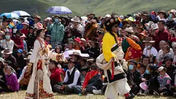 Warga lokal mengikuti peragaan busana Tibet di padang rumput Zhaqingtang di Wilayah Sertar, Provinsi Sichuan, China barat daya (7/8/2020). (Xinhua/Jiang Hongjing)