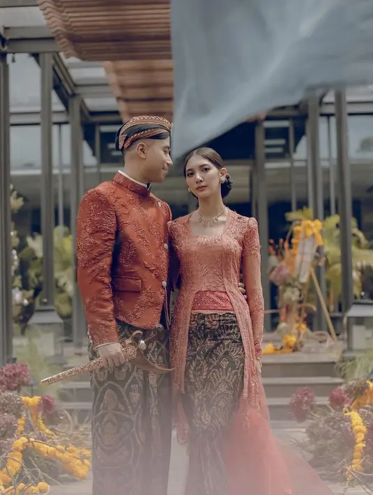 Sementara itu Sheila memakai kebaya model kutubaru dengan train beraksen tutu, serta angkin warna senada. [Foto: Instagram @vidialdiano]