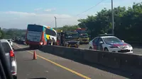 Bus Rosalia Indah menabrak pembatas tol. (Twitter.com/@ang3la)