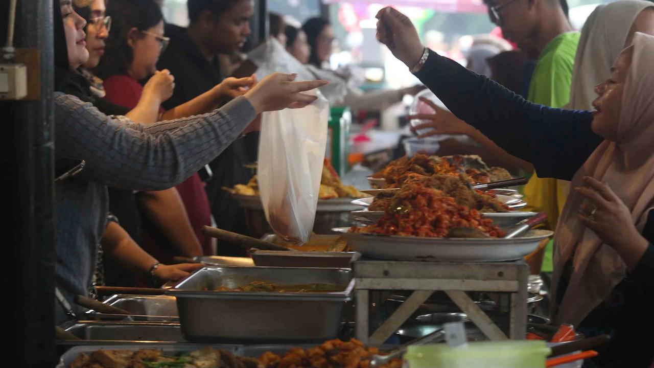 FOTO: Pasar Takjil Benhil Jadi Magnet Warga Berburu Menu Berbuka