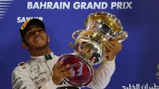 Pebalap Mercedes GP, Lewis Hamilton, meraih kemenangan ketiganya musim ini di GP Bahrain. (photo by AFP/MARWAN NAAMANI)