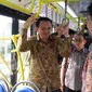 Ahok menaiki bus Transjakarta hingga ke Halte Balai Kota DKI Jakarta. (Liputan6.com/ Delvira Chaerani Hutabarat)