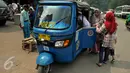 Penumpang menaiki Bajaj di kawasan Pasar Majestik, Jakarta, Selasa (30/6). Bajaj masih menjadi moda transportasi favorit bagi warga Jakarta menengah kebawah. (Liputan6.com/Johan Tallo)