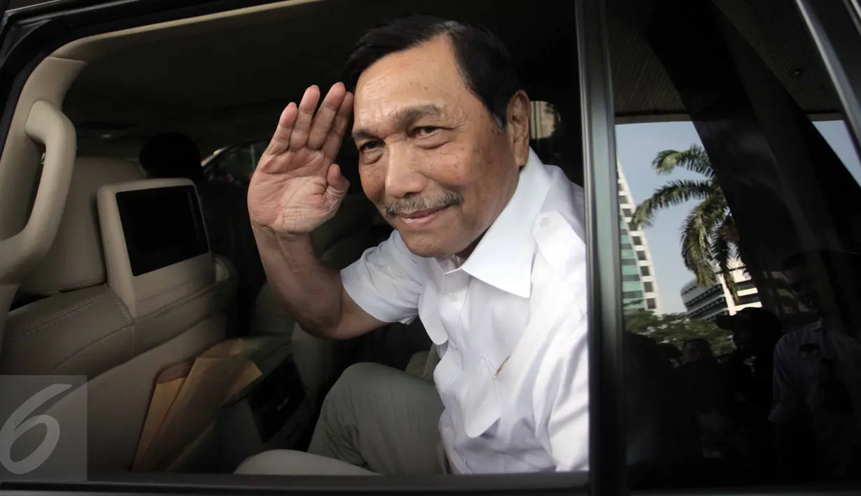 Kepala Staf Kepresidenan Luhut Binsar Panjaitan meninggalkan Gedung KPK, Jakarta, Jumat (19/6/2015). Luhut menyerahkan laporan harta kekayaan penyelenggara negara (LKHPN) ke lembaga antisurah tersebut. (Liputan6.com/Helmi Afandi)