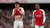 Declan Rice (kiri)&nbsp;dan Gabriel dari Arsenal menunjukkan reaksi tak percaya saat mereka takluk dari Aston Villa di stadion Emirates pada lanjutan Liga Inggris 20232024, Minggu, 14 April 2024. (AP Photo/Kirsty Wigglesworth)