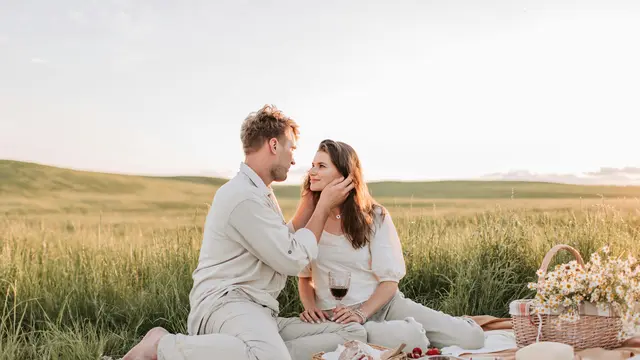 Menunjukkan perhatian melalui kontak fisik.