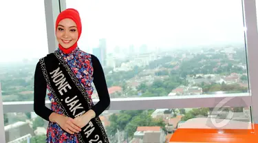 Vina Muliana membuat sejarah baru, ia menjadi None pertama Jakarta yang mengenakan hijab. Foto diambil di kantor Liputan6.com, Jakarta, Selasa (3/3/2015). (Liputan6.com/Helmi Afandi)