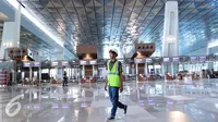 Pekerja melintas di dalam Terminal 3 Ultimate Bandara Soekarno-Hatta, Tangerang, (8/6). Angkasa Pura II (Persero) berencana mengoperasikan terminal 3 ultimate Bandara Internasional Soetta pada 20 Juni 2016. (Liputan6.com/Angga Yuniar)