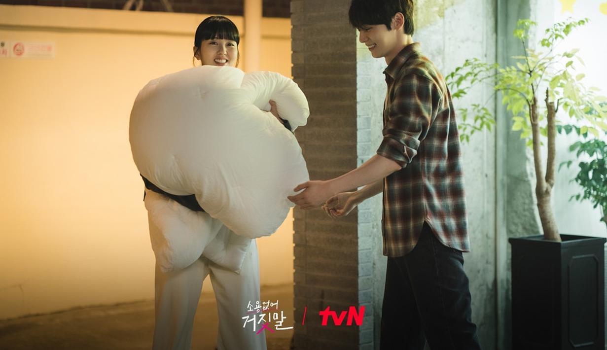 "Ini cerita di mana seorang wanita, yang menganggap kemampuannya sebagai kutukan, bertemu dengan pria yang benar-benar membutuhkan [kemampuan itu] dan menyelamatkan satu sama lain," kata sutradara Nam Sung Woo. (Foto: tvN via Soompi)