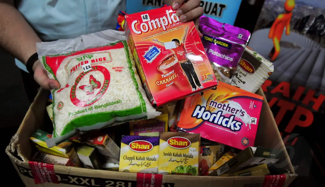 Badan Pengawas Obat dan Makanan menggelar jumpa pers terkait penemuan 2.939 item atau 72.814 kemasan pangan Tanpa Izin Edar di Jakarta, Senin (22/12/2014). Tampak, petugas menunjukkan kemasan produk pangan Tanpa Izin Edar (TIE). (Liputan6.com/Johan Tallo)