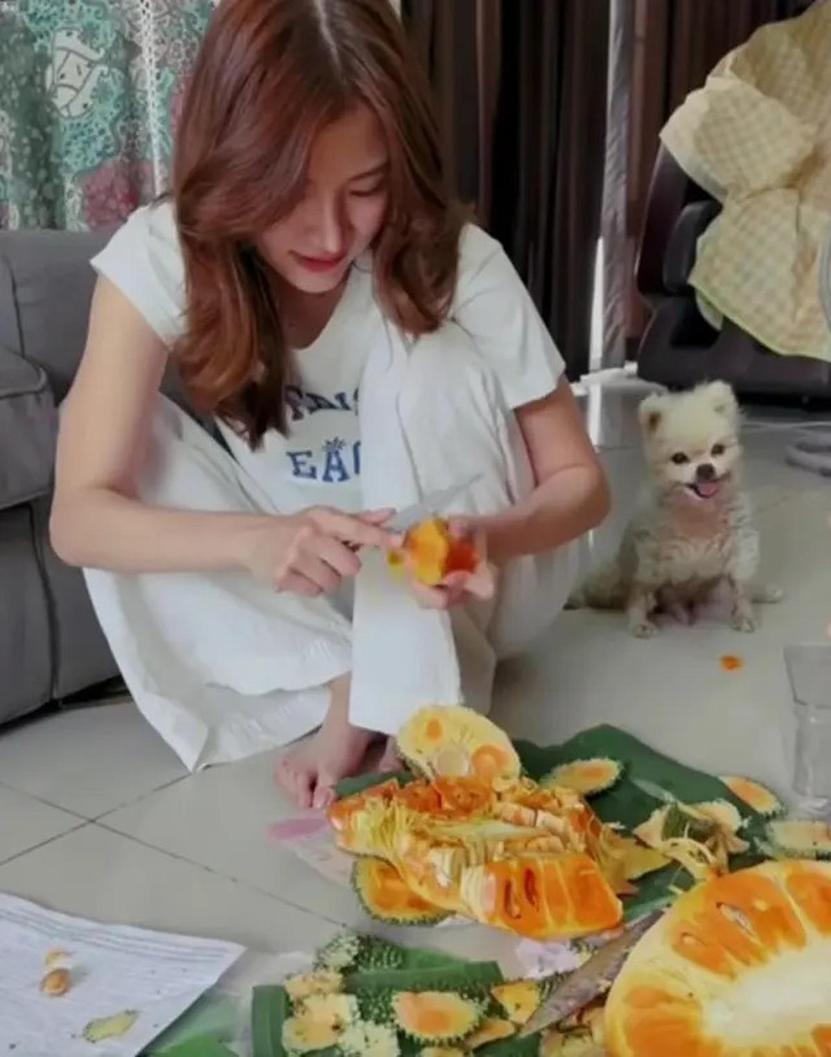 7 Potret Sederhana Baifern Pimchanok Rayakan Songkran di Rumah, Bisa Kupas Nangka
