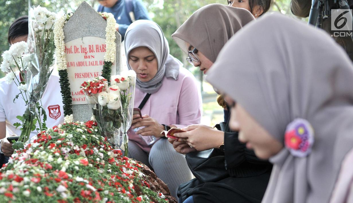 Warga berdoa saat berziarah ke makam Presiden ke-3 RI BJ Habibie di TMP Kalibata, Jakarta, Minggu (15/9/2019). Makam Habibie masih selalu ramai dikunjungi warga yang ingin berziarah. (merdeka.com/Iqbal Nugroho)