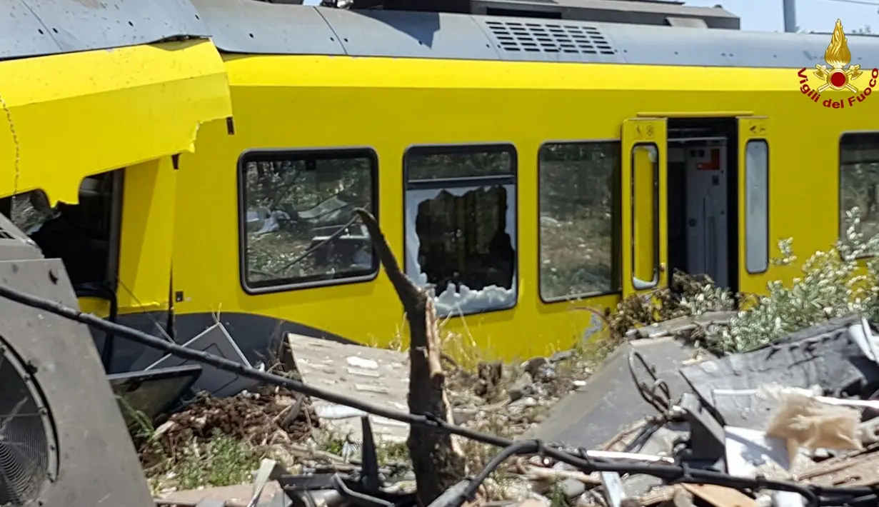 Kereta yang hancur akibat tabrakan yang terjadi di desa selatan Corato, Bari, Italia, (12/7). Belum diketahui penyebab kedua kereta itu tabrakan. (Italian Firefighters/REUTERS)