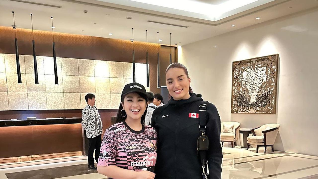 Pedangdut Fitri Carlina Foto Bareng Istri Sandy Walsh Penggawa Timnas Indonesia, Dipuji Sama-Sama Cantik