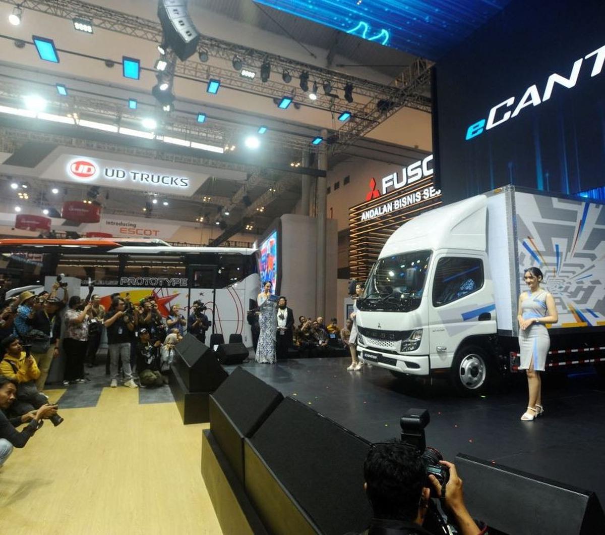 Mitsubishi Fuso Truck and Bus Corporation (MFTBC) secara resmi meluncurkan truk listrik pertama di Indonesia, Fuso eCanter, di pameran otomotif Gaikindo Indonesia International Auto Show (GIIAS) 2024.&nbsp;Foto: merdeka.com / Arie Basuki<br>