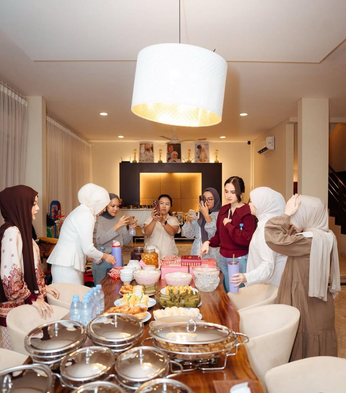 7 Potret Kebersamaan Geng Artis Mamayu Saat Bukber, Tunjukkan Keakraban dan Keseruan