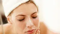 Melakukan eksfoliasi secara berlebihan juga dapat merusak kulit wajah. Sumber : purewow.com.