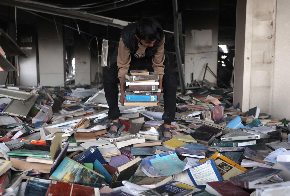 FOTO: Nestapa Warga Gaza:  Memasak dengan Buku Buku Bekas Universitas