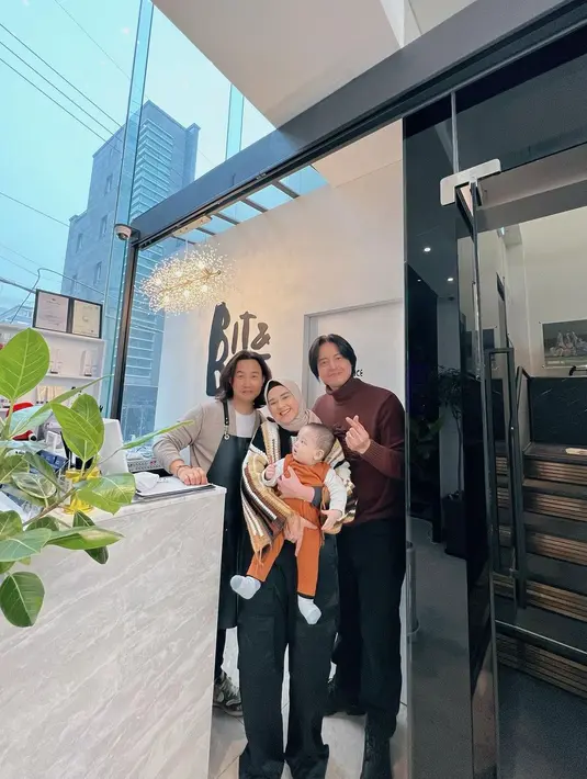 Earthy look jadi gaya fashion Roger dan Cut saat mengujungi salon ikonis langganan Idol KPop. @rogerojey.