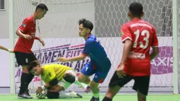 Pemain futsal SMAN 8 Makassar&nbsp;bertanding melawan SMA 4 Metro Lampung pada laga AXIS Nation Cup 2023 di Istora Senayan, Jakarta, Minggu (15/10/2023). SMAN 8 Makassar menang dengan skor 4-1. (Bola.com/M Iqbal Ichsan)