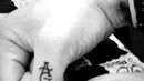 Sementara Pete Davidson pun membuat tato "AG" di tangannya dan juga topeng dengan telinga kelinci seperti ikon Ariana Grande. (instagram/petedavidson)