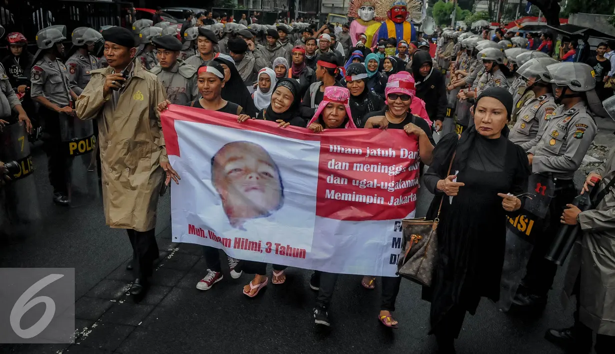 Sebuah spanduk bergambar bocah dibawa saat demo tolak Ahok di Jakarta, Rabu (21/9). Dalam aksinya mereka melakukan longmarch dari Raden Saleh menuju KPUD Jakarta. (Liputan6.com/Faizal Fanani)