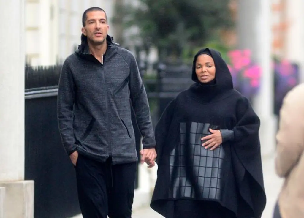 Menikahi miliarder asal Qatar, Wissam Al Mana, Janet Jackson digosipkan kini memeluk Islam dan mengenakan hijab.
