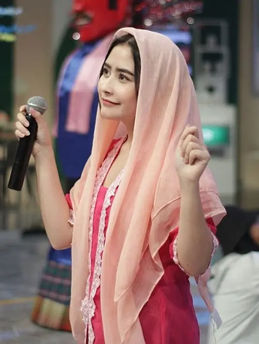 Prilly Latuconsina saat berkesempatan mengisi acara TV di hari terakhir Ramadhan tahun 2017 silam. (Liputan6.com/Instagram/@prillylatuconsina96)