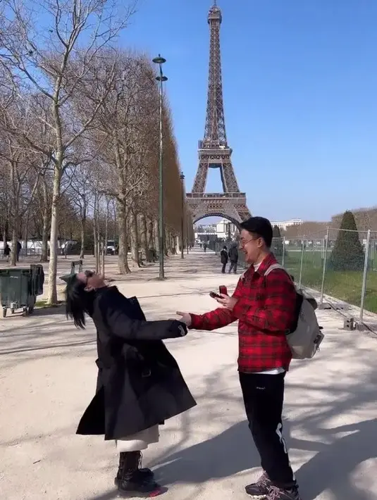 Pada bulen Maret lalu, Max menunjukkan keseriusannya untuk menjadikan Wika sebagai pendamping hidupnya. Saat liburan di Eropa, Max memberikan cincin di depan Menara Eiffel, Paris, Prancis. Wika tampak kaget dengan kekasihnya. [Instagram/wikasalim]