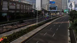 Tidak banyak aktivitas dan kegiatan yang terlihat di jalan utama Jakarta yang biasanya dipadati kendaraan bermotor. (Liputan6.com/Angga Yuniar)