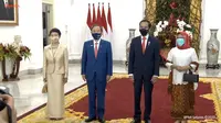 PM Suga dan Jokowi didampingi istri masing-masing dalam foto bersama di Istana Bogor, Selasa (20/10/2020). (Screenshot Youtube Sekretariat Presiden)