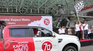 Mensesneg Praktikno melepas keberangkatan mobil Ekspedisi Kapsul Waktu di Gelora Bung Karno, Jakarta, Kamis (17/9). Mobil tersebut akan melakukan perjalanan keliling Indonesia guna mewujudkan mimpi melalui aspirasi masyarakat. (Liputan6.com/Angga Yuniar)