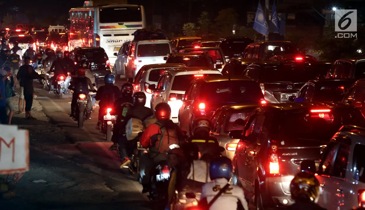  Pemudik motor memadati jalan raya Cirebon Pantura menuju Jawa Tengah, Jogjakarta dan Jawa Timur, Jumat (24/6). Arus mudik motor mengalami peningkatan pada H-2. (Liputan6/JohanTallo)