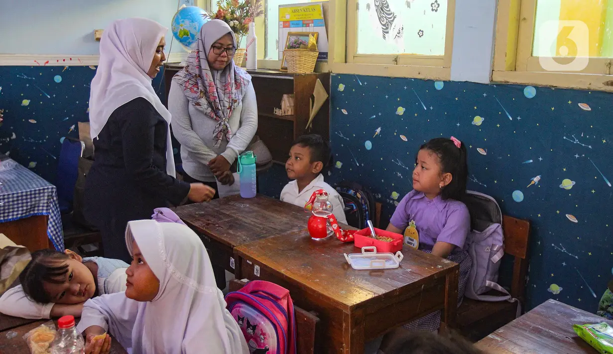 Hari pertama masuk sekolah tahun ajaran 2024-2025 di Jakarta dimulai dengan masa pengenalan lingkungan sekolah (MPLS). (merdeka.com/Arie Basuki)