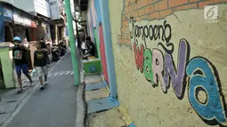 Suasana di Kampung Pelangi, Johar Baru, Jakarta, Rabu (2/5). Selain gambar animasi dengan cat warna-warni, warga juga menanam tanaman hias di sepanjang jalan. (Merdeka.com/Iqbal Nugroho)