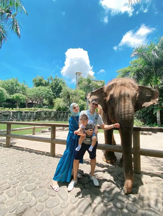 Tiered dress warna biru Citra Kirana tampak menyatu dengan langit cerah di Bali Zoo [Foto: IG/citraciki].