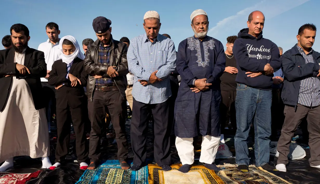 Pria muslim melaksanakan melaksanakan salat Idul Adha di Taman Bensonhurst di wilayah Brooklyn di New York (1/9). Umat Muslim di seluruh dunia merayakan Hari RayaIdul Adha. (AP Photo / Mark Lennihan)